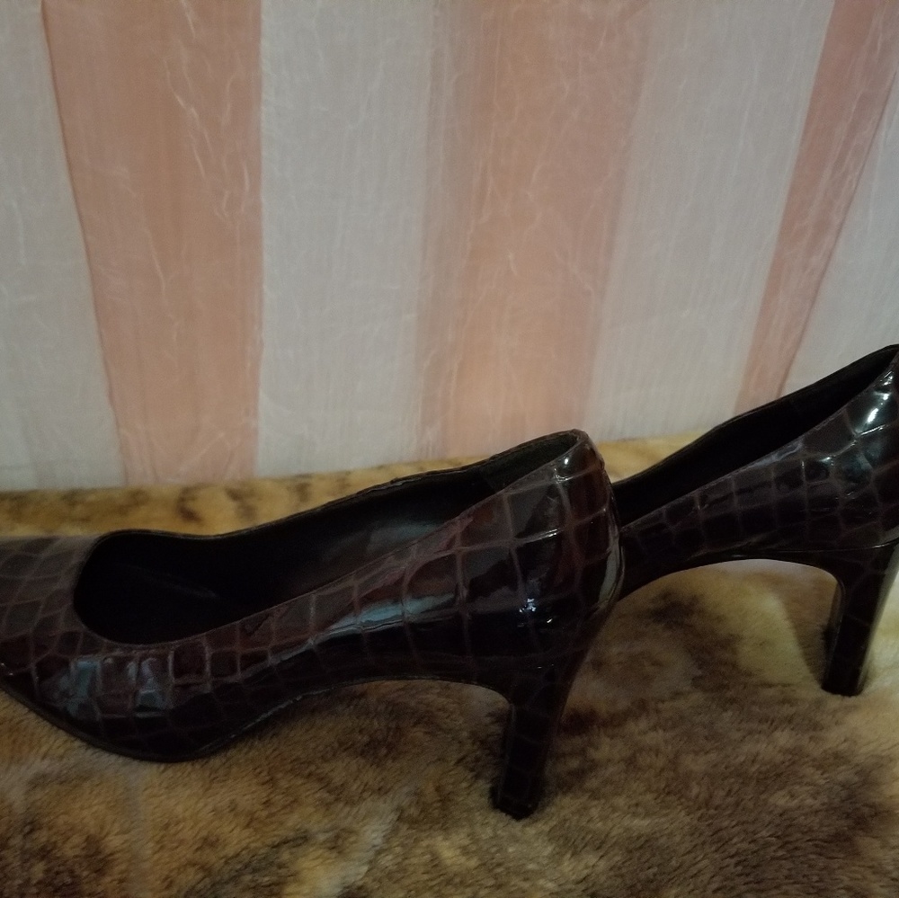 Used Bandolino designers brown aligator print shoe
